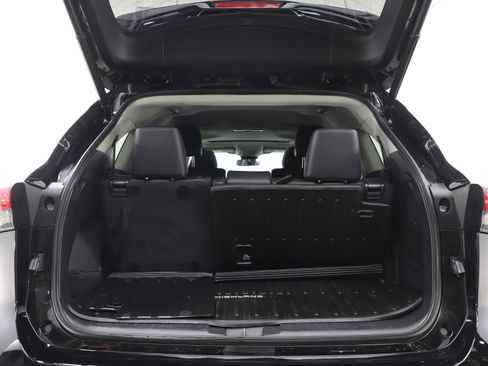 Used 2022 Toyota Highlander XLE image 18