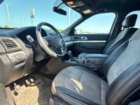 Used 2017 Ford Explorer XLT w/ Equipment Group 202A AWD/4WD image 11