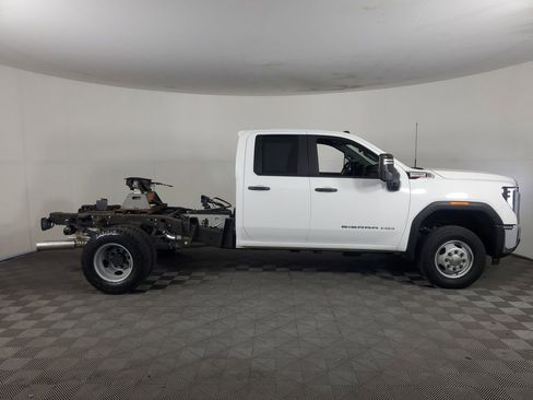 Used 2024 GMC Sierra 3500 Pro w/ Convenience Package AWD/4WD image 2