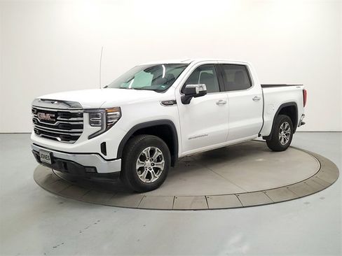 Used 2025 GMC Sierra 1500 SLT image 3