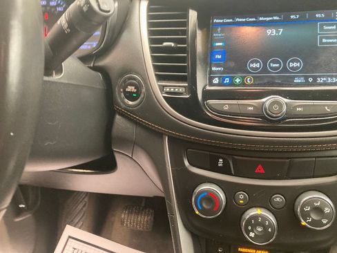 Used 2019 Chevrolet Trax LT w/ LT Convenience Package AWD/4WD image 21