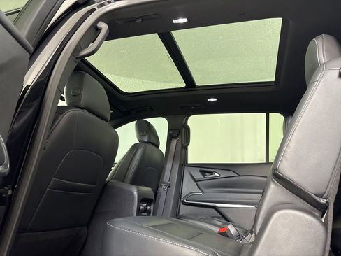 Used 2025 Chevrolet Traverse LT w/ Sun and Wheel Package image 18