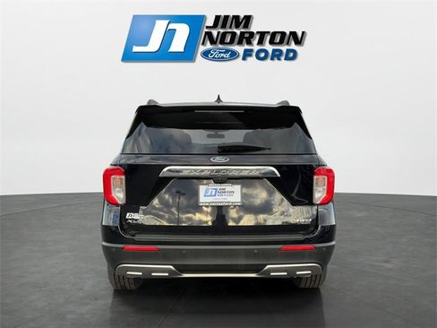 Used 2022 Ford Explorer XLT w/ Equipment Group 202A image 4