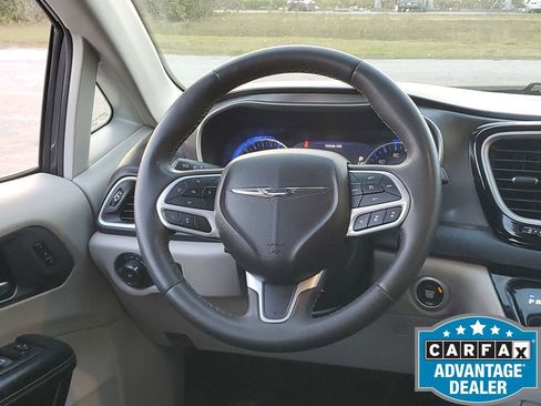 Used 2023 Chrysler Pacifica Touring-L image 26