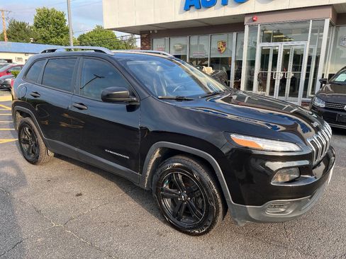 Used 2016 Jeep Cherokee Sport w/ Cold Weather Group AWD/4WD image 4