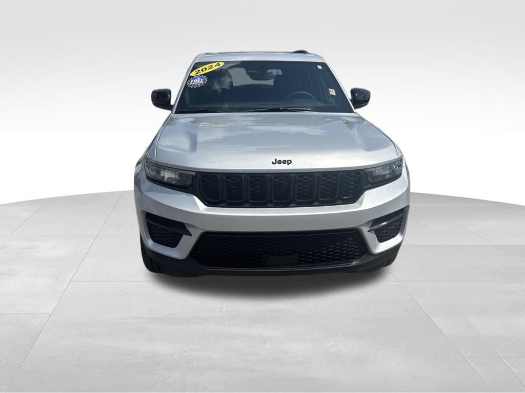 Used 2024 Jeep Grand Cherokee Altitude AWD/4WD image 10