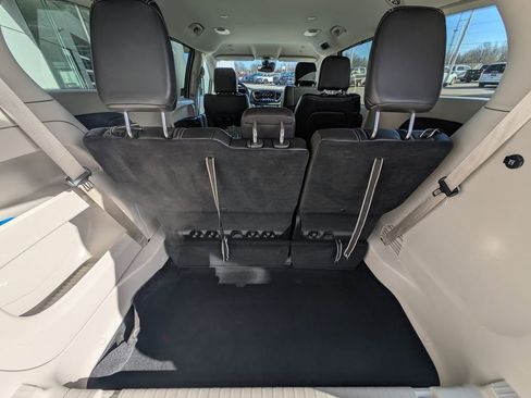 Used 2024 Chrysler Pacifica Touring-L image 16