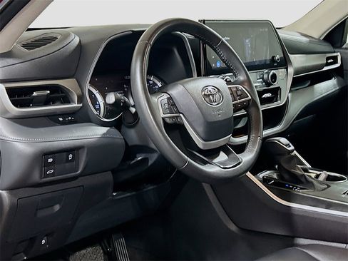 Used 2024 Toyota Highlander XLE image 7