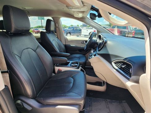 Used 2022 Chrysler Pacifica Touring-L FWD image 18
