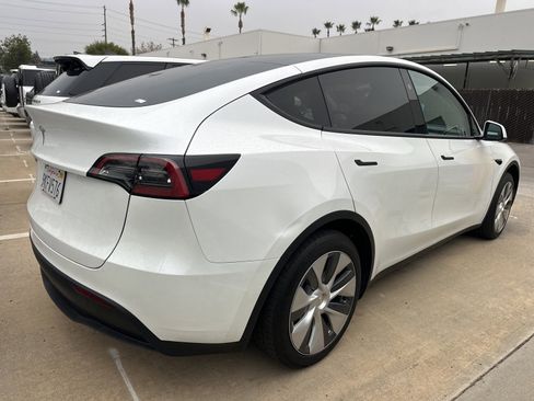 Used 2023 Tesla Model Y 2WD image 3