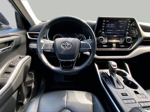 Used 2021 Toyota Highlander XLE AWD/4WD image 6