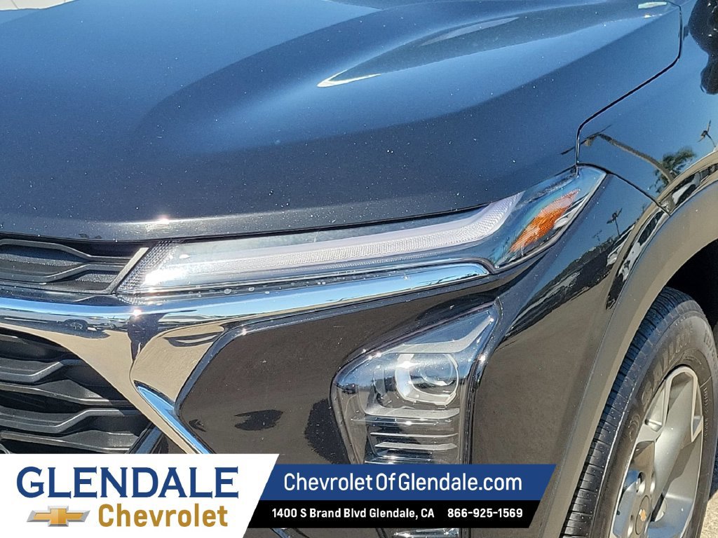 Used 2025 Chevrolet Trax LT FWD image 9