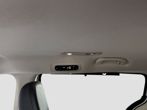 Used 2024 Chrysler Pacifica Touring-L FWD image 26