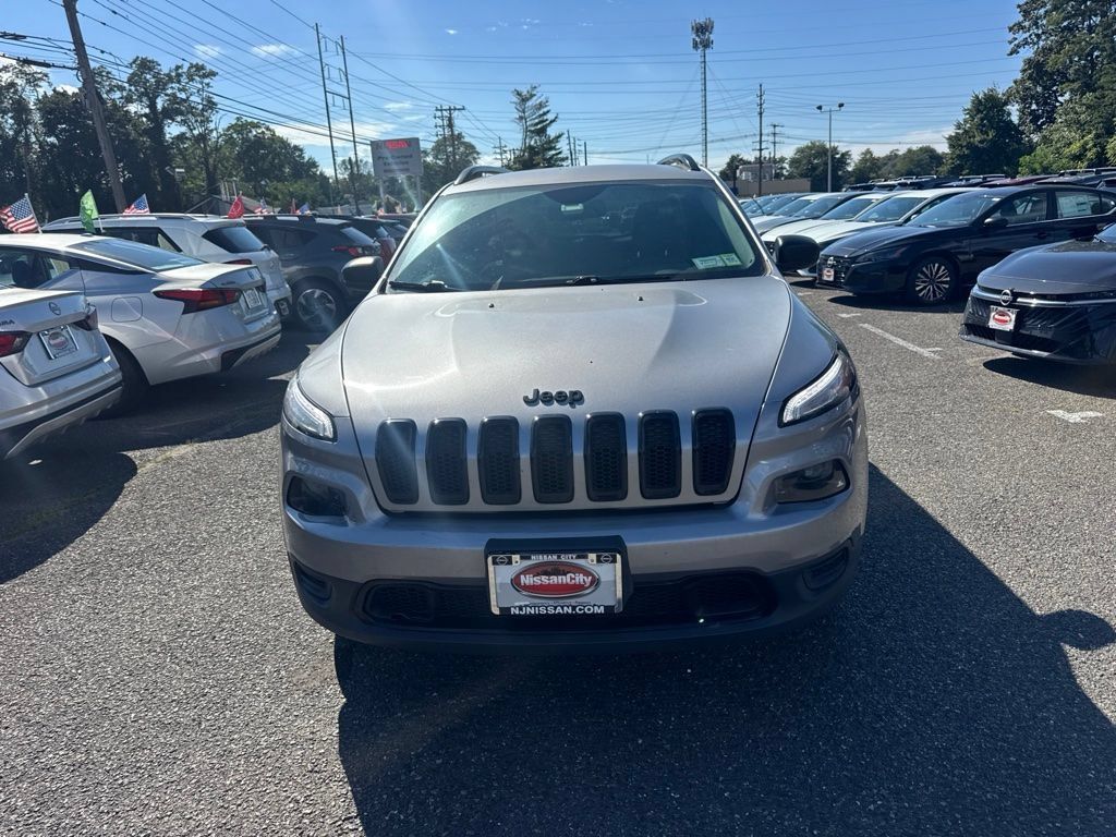 Used 2017 Jeep Cherokee Sport AWD/4WD image 2