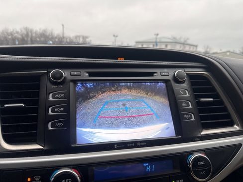 Used 2016 Toyota Highlander LE image 29