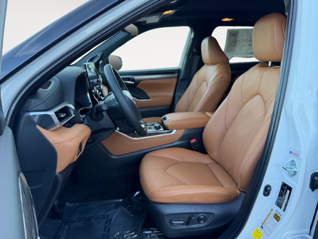 New 2026 Toyota Highlander Platinum AWD/4WD image 6