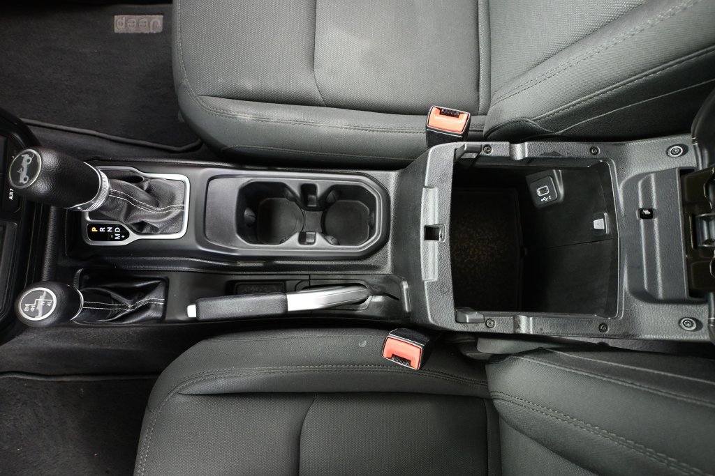 Used 2018 Jeep Wrangler Unlimited Sahara w/ Dual Top Group AWD/4WD image 26