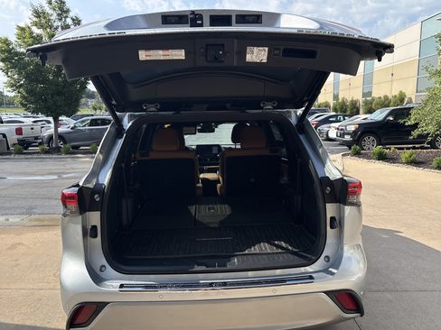 Used 2021 Toyota Highlander Platinum AWD/4WD image 32