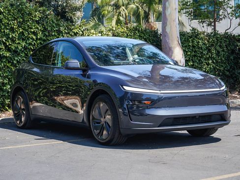 Used 2026 Tesla Model Y AWD image 3