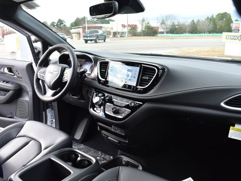 New 2026 Chrysler Pacifica Select image 32