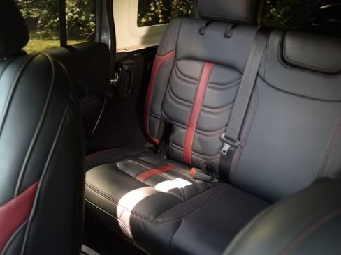 Used 2019 Jeep Wrangler Unlimited Sahara AWD/4WD image 14