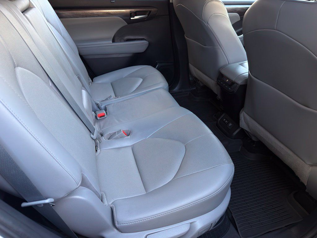 Used 2021 Toyota Highlander Limited FWD image 26