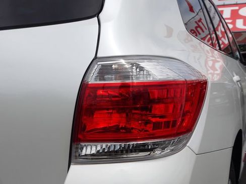 Used 2012 Toyota Highlander FWD w/ Tech Pkg image 8