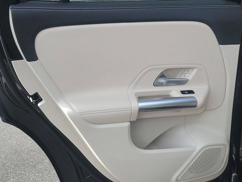 Used 2025 Mercedes-Benz GLA 250 image 9