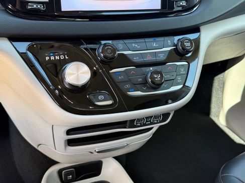 Used 2024 Chrysler Pacifica Touring-L FWD image 20