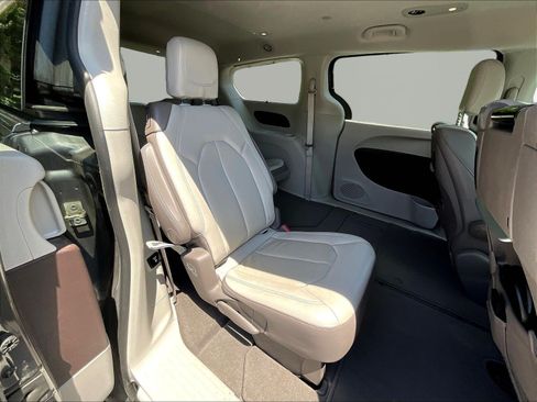 Used 2019 Chrysler Pacifica Touring-L Plus FWD image 25
