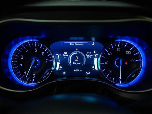 Used 2023 Chrysler Pacifica Touring-L image 17