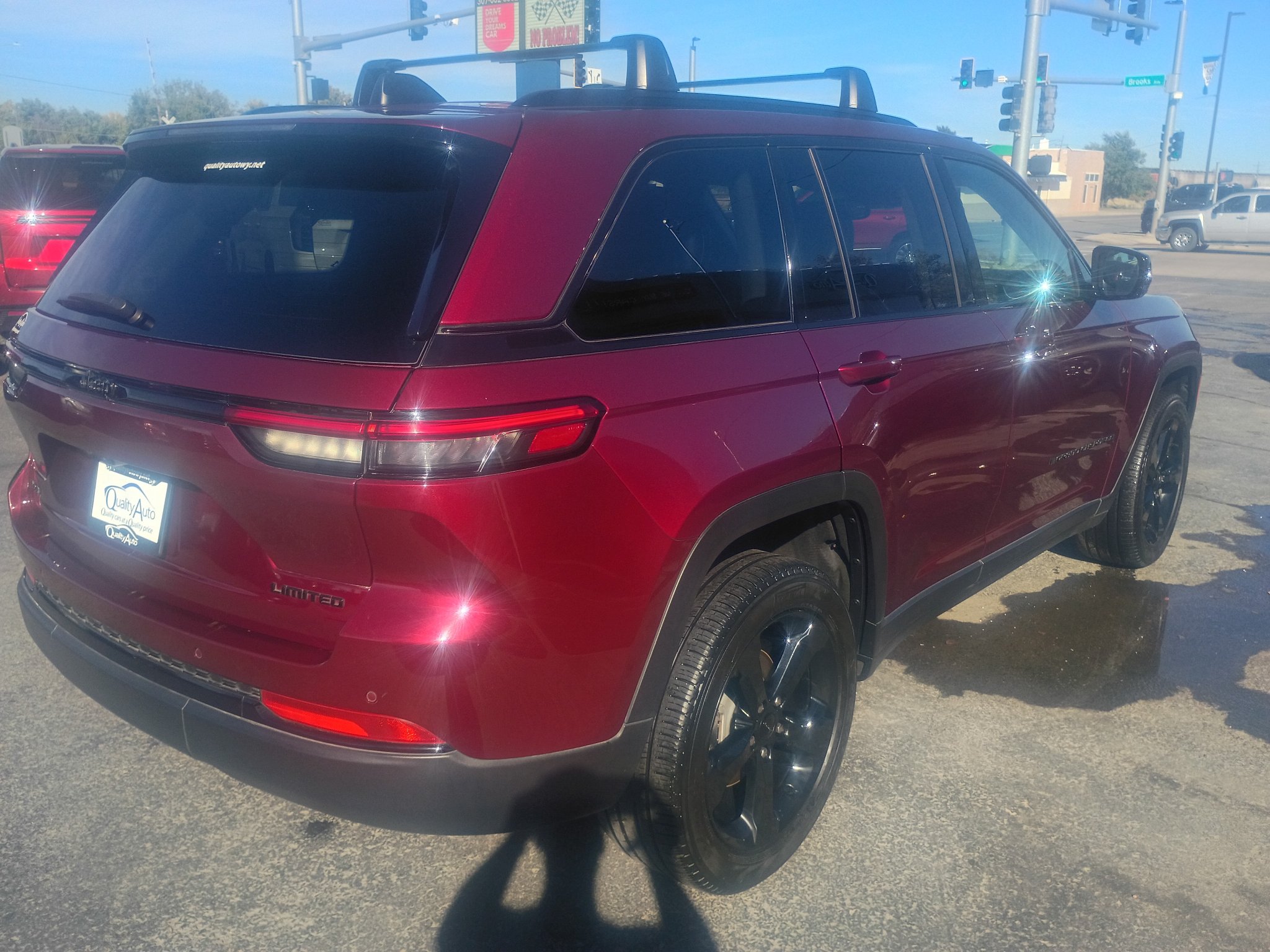 Used 2023 Jeep Grand Cherokee Limited w/ Black Appearance Package AWD/4WD image 6