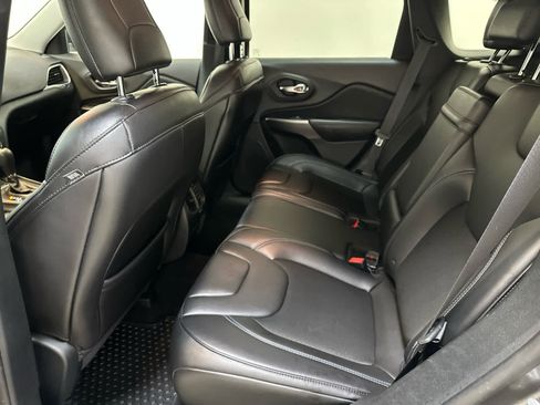 Used 2019 Jeep Cherokee Latitude Plus w/ Cold Weather Group image 18