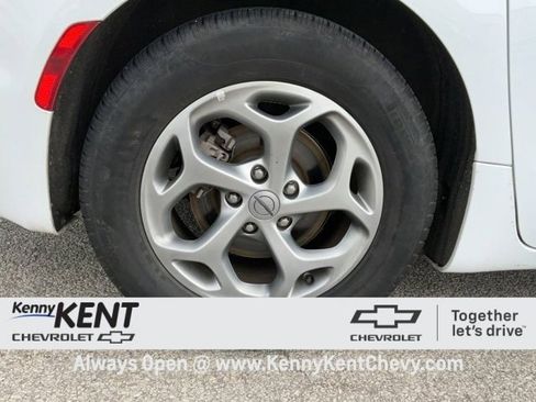 Used 2024 Chrysler Pacifica Limited image 11