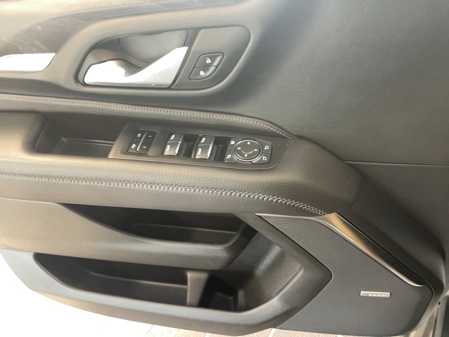 Used 2024 GMC Yukon XL Denali AWD/4WD image 18