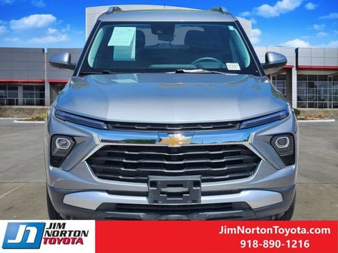 Used 2025 Chevrolet TrailBlazer LT AWD/4WD image 2