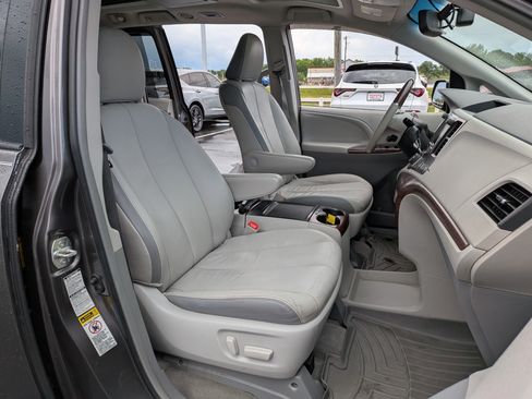 Used 2013 Toyota Sienna Limited w/ Premium Pkg AWD/4WD image 29