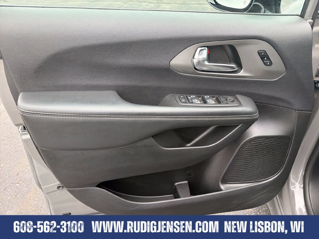 Used 2025 Chrysler Pacifica Select FWD image 10