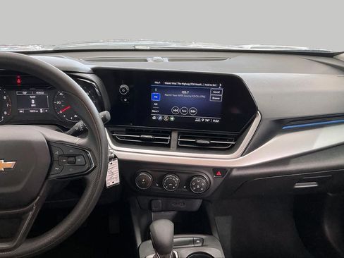 Used 2024 Chevrolet Trax LS w/ LS Convenience Package FWD image 6