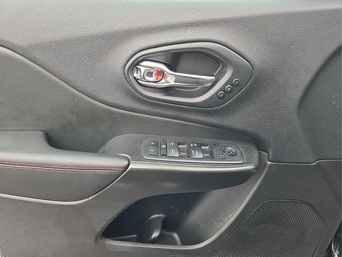 Used 2019 Jeep Cherokee Trailhawk image 13