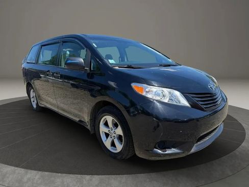 Used 2017 Toyota Sienna L FWD image 3