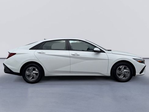 New 2026 Hyundai Elantra SE FWD image 2