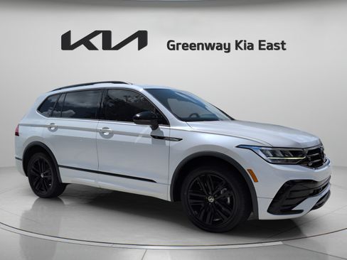 Used 2022 Volkswagen Tiguan SE R-Line FWD image 3