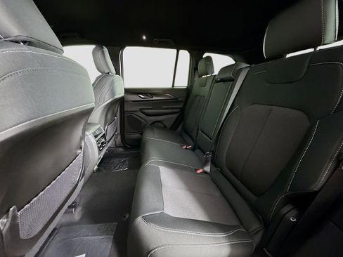 New 2025 Jeep Grand Cherokee Laredo image 11