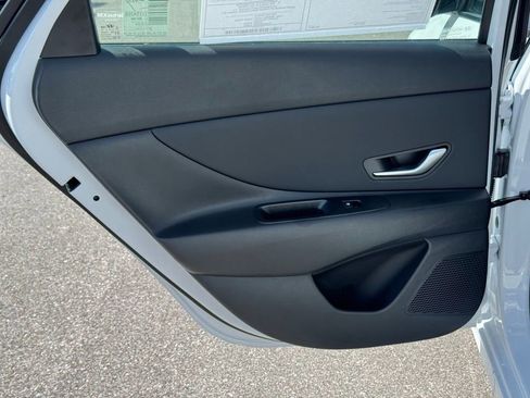 Used 2025 Hyundai Elantra Limited image 21