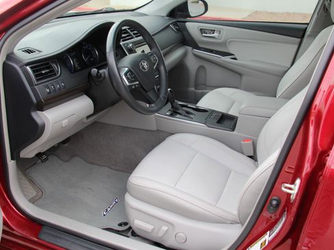 Used 2017 Toyota Camry XLE w/ Moonroof Package image 23