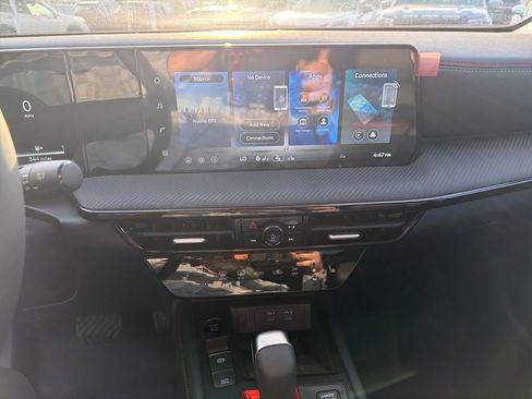 New 2026 Nissan Kicks SR w/ SR Premium Package FWD image 24