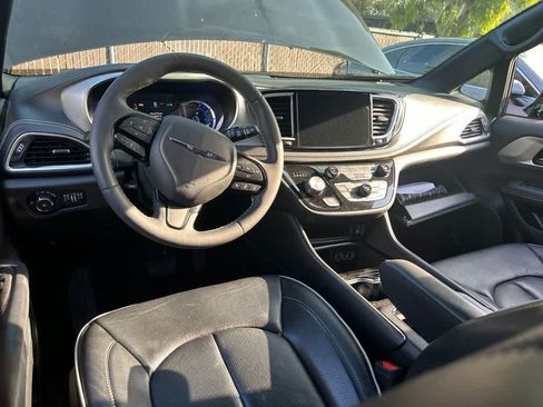 Used 2023 Chrysler Pacifica Limited w/ Uconnect Theater Family Group FWD image 5