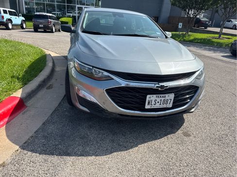 Used 2025 Chevrolet Malibu RS FWD image 3