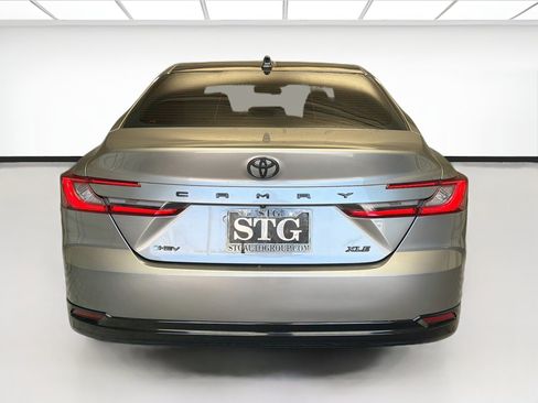 Used 2025 Toyota Camry XLE FWD image 5